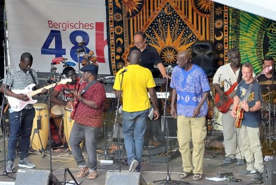 Über 300 Künstler wirken beim 48 h – Festival mit. Auf der Bühne gibt es Musik, Tanz und Akrobatik. Neben Senjam spielen bluefonk, Down Town, Monkey Maze, Etienne Eben und noch weitere. (Foto: © Martina Hörle)