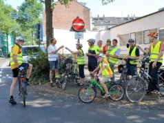 Alessia Mainardi (3. v. li.), Stadt Solingen, und Mitglieder des Runden Tisches Radverkehr feiern die Öffnung des Einbahnstraßen-Abschnittes Düsseldorfer Straße zwischen Lenne- und Weststraße für den Radverkehr. (Foto: © Martina Hörle)