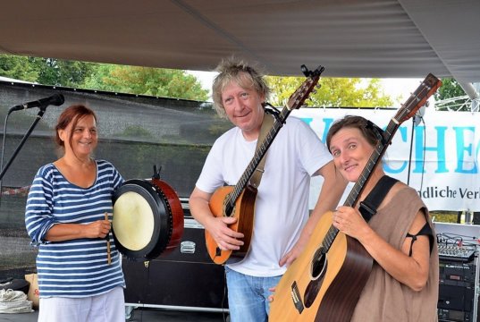 Fragile Matt (v. li. Katja Winterberg, David Hutchinson, Andrea Zielke) begeisterten am Sonntag wieder einmal die Besucher des Botanischen Gartens. Der Auftritt der Band gehört traditionell zum Programm. (Foto: © Martina Hörle)