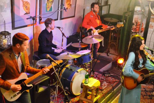 Whitney Rose machte mit ihrer Band während ihrer Tournee Halt im Alten Stellwerk. Die Singer/Songwriterin ist in Kanada aufgewachsen, lebt aber mittlerweile in Texas. (Foto: © Martina Hörle)