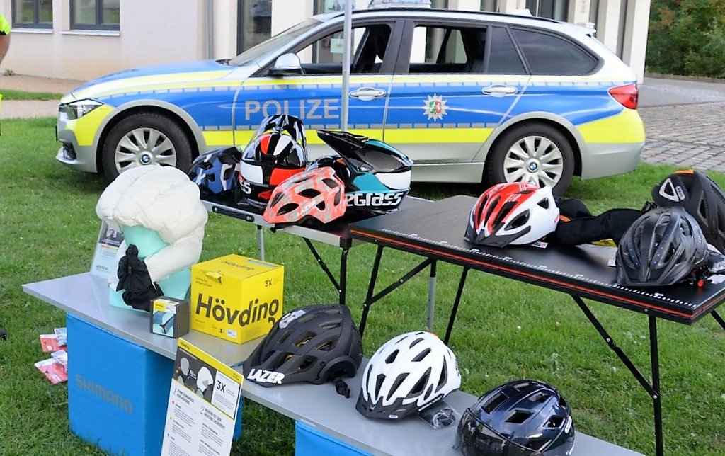 Im Rahmen der Verkehrsunfallprävention gab es Anfang der Woche im Südpark zahlreiche beeindruckende Aktionen rund um den Fahrradhelm. (Foto: © Martina Hörle)