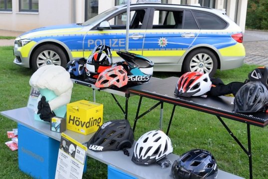 Im Rahmen der Verkehrsunfallprävention gab es Anfang der Woche im Südpark zahlreiche beeindruckende Aktionen rund um den Fahrradhelm. (Foto: © Martina Hörle)