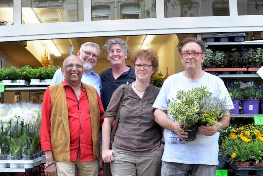 Freuen sich schon auf das lange Verwöhnwochenende: v. li. Künstler Kanak Chandrea, Michael Kotlenga, Geschäftsführer bei Schönauen, Timm Kronenberg (cap), Frauke Pohlmann, OWG-Vorstand, Benchawan Gangkofner (Der Blumenfreund) (Foto: © Martina Hörle)