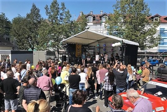 Auch in diesem Jahr war das Verwöhnwochenende wieder ein Riesenerfolg. Tausende Besucher kamen zu Kunst, Musik und Shopping in die Ohligser City. (Foto: © Martina Hörle)