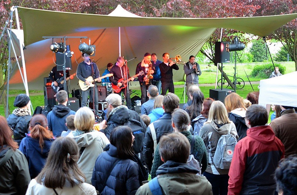 LAX ALEX CONTRAX sorgte bei der Werkschau im Südpark mit einem fantastischen Mix der unterschiedlichsten Musikgenres für eine super Stimmung. (Foto: © Martina Hörle)