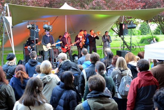 LAX ALEX CONTRAX sorgte bei der Werkschau im Südpark mit einem fantastischen Mix der unterschiedlichsten Musikgenres für eine super Stimmung. (Foto: © Martina Hörle)