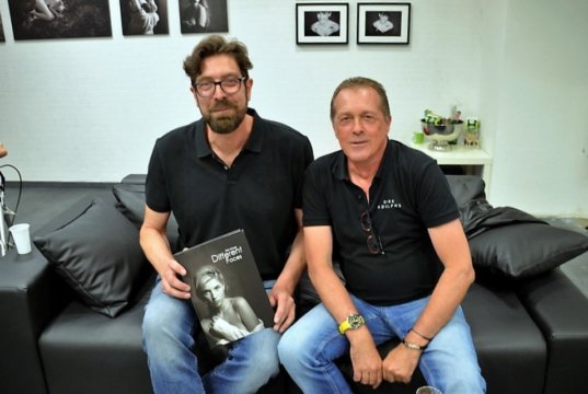 Die beiden Fotografen kennen sich schon seit vielen Jahren. Jetzt haben Dirk Krings (li) und Dirk Adolphs ihre erste gemeinsame Ausstellung eröffnet. (Foto: © Martina Hörle)