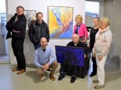 (vorne li. Thomas Willis, Norbert Sarrazin, hintere Reihe v. li. Volker Rapp, Klaus Buntrock, Elke Andrea Strate, Irmgard Stohlmann, Johanna Setiadi) Die Vorbereitungen zum Space-Festival im Südpark laufen auf Hochtouren. (Foto: © Martina Hörle)