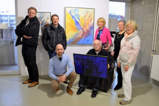 (vorne li. Thomas Willis, Norbert Sarrazin, hintere Reihe v. li. Volker Rapp, Klaus Buntrock, Elke Andrea Strate, Irmgard Stohlmann, Johanna Setiadi) Die Vorbereitungen zum Space-Festival im Südpark laufen auf Hochtouren. (Foto: © Martina Hörle)