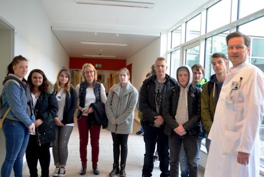 Eine Gruppe von 18 Jugendlichen war heute zu Besuch im Städt. Klinikum. Im Rahmen ihrer Ausbildung zu Sozialassistenten ohne Schwerpunkt am Mildred-Scheel-Berufskolleg informierten sie sich ausführlich über das Thema Schlaganfall. (Antje Schäfer, Klassenlehrerin, 4. v. li., Dr. Ulrich Bock, re.) (Foto: © Martina Hörle)