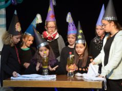 Heute ist Unterricht in der Zauberschule. Auf magische Weise tauchen in dem stillen Wasser Blubberblasen auf. (Foto: © Martina Hörle)