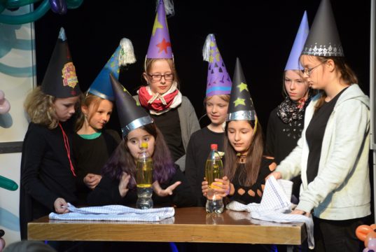 Heute ist Unterricht in der Zauberschule. Auf magische Weise tauchen in dem stillen Wasser Blubberblasen auf. (Foto: © Martina Hörle)