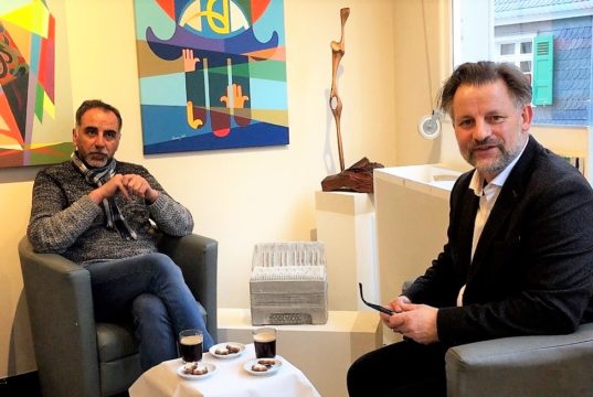 Seit heute präsentiert Galerist Dirk Balke (re.) auf YouTube in einer Online-Ausstellung Werke des syrischen Künstlers Khereddin Obeid. In einem Live-Interview beantwortet der Künstler Fragen dazu. (Foto: © Dirk Balke)