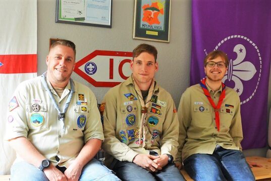 David Bielemeier, Philipp Lang und Christian Limbach (v. li.) sind Solinger Pfadfinder und Mitglieder der Gruppe Silva Solingen-Wald, die in Kürze mit rund 40 Personen in das vom Hochwasser schwer getroffene Ahrtal fahren wird, um ansässigen Winzern zu helfen. (Foto: © Martina Hörle)