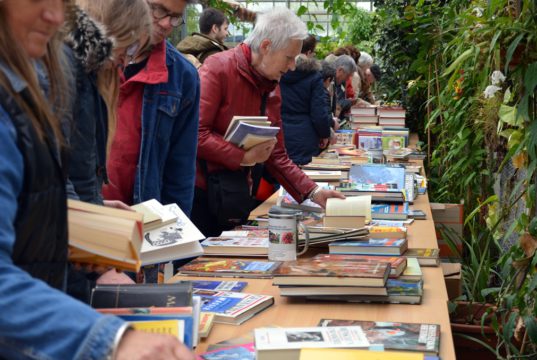 In der Orchideenhalle waren zahlreiche Tische aufgestellt. Auf einer Länge von 20 Metern boten sie reichlich Platz für eine Fülle von Büchern. (Foto: © Martina Hörle)