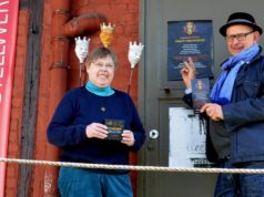 Steph Engert vom Solinger Tarothaus freut sich, dass die TarotCon 2017 im Alten Stellwerk stattfinden kann. Stefan Seeger ist schon ganz gespannt, was ihm die Karten diesmal sagen werden. (Foto: © Martina Hörle)