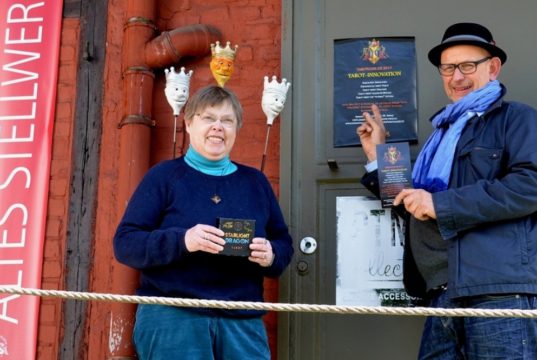 Steph Engert vom Solinger Tarothaus freut sich, dass die TarotCon 2017 im Alten Stellwerk stattfinden kann. Stefan Seeger ist schon ganz gespannt, was ihm die Karten diesmal sagen werden. (Foto: © Martina Hörle)