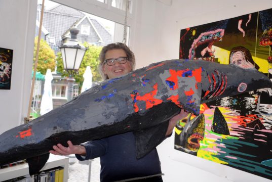 Der holländische Künstler Rudolf Valster und seine 25 Kilo schwere Skulptur, das „Hailight“ der Ausstellung. Zwei Monate dauerte die Gestaltung. (Foto: © Martina Hörle)