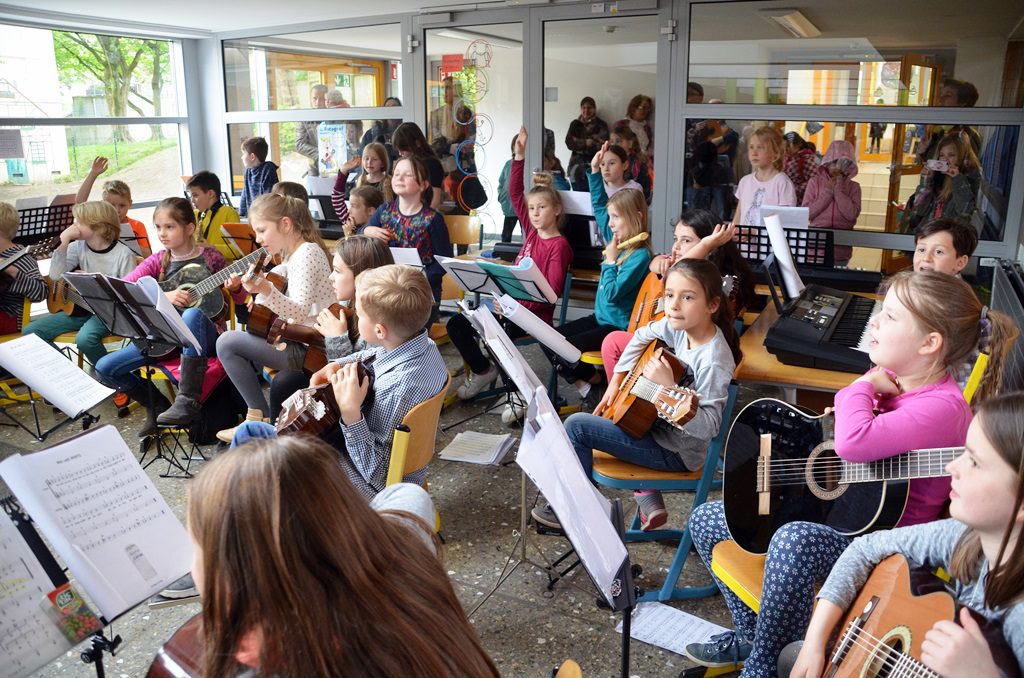 Rund 30 kleine Musikerinnen und Musiker des JeKits-Orchesters unterhielten die Gäste mit schmissiger Musik und Gesang. „Jedem Kind sein Instrument“ gehört zu einem vom Land geförderten kulturellen Bildungsprogramm. (Foto: © Martina Hörle)