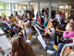 Rund 30 kleine Musikerinnen und Musiker des JeKits-Orchesters unterhielten die Gäste mit schmissiger Musik und Gesang. „Jedem Kind sein Instrument“ gehört zu einem vom Land geförderten kulturellen Bildungsprogramm. (Foto: © Martina Hörle)