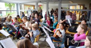Rund 30 kleine Musikerinnen und Musiker des JeKits-Orchesters unterhielten die Gäste mit schmissiger Musik und Gesang. „Jedem Kind sein Instrument“ gehört zu einem vom Land geförderten kulturellen Bildungsprogramm. (Foto: © Martina Hörle)