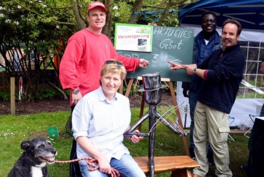 Christiane Schultheiss hatte bei der Versteigerung die Nase vorn. Sie ist die neue Eigentümerin der Metallskulptur, die in der Jugendhilfe-Werkstatt zugunsten des Botanischen Gartens hergestellt wurde. Matthias Nitsche (li.) und Bernd Grunwald (re.) freuen sich über den Erfolg. (Foto: © Martina Hörle)