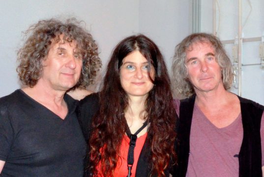 Das Trio (v. li.) Zoran Velinov, Eela Soley und Alexander Meyen bot mit elektronischer Musik zauberhafte Klangerlebnisse. Lichtinstallationen erzeugten eine geheimnisvolle Atmosphäre. (Foto: © Martina Hörle)