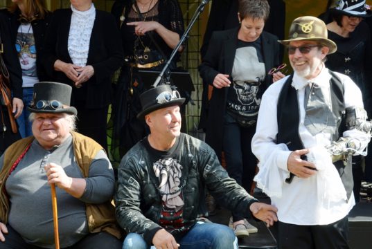 Zum Startschuss des Steampunk-Festivals versammeln sich alle Künstler und Gäste im Steampunk-Outfit auf der Bühne. (v. li. Peter Amann, Peter Wischnewski, Regis Noel) (Foto: © Martina Hörle)
