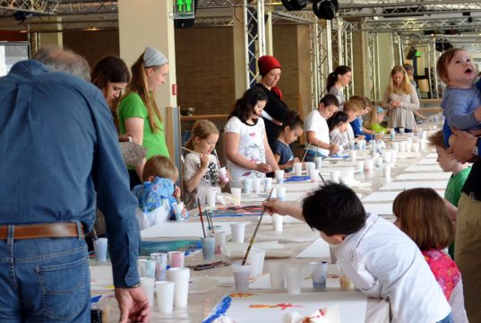 Großer Andrang beim heutigen Kindermal- und –klangfest im Theater. Auch Mütter, Väter und Omas waren dabei. Viele kommen schon seit Jahren. Manche haben früher selbst bei Jan Boomers mitgemacht. (Foto: © Martina Hörle)