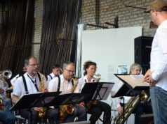 Beim sechsten Musikfest in der Schmiede hatte die Kotten Klub Big Band großen Erfolg. Saxophonist Klaas Voigt hat 2013 die Gruppe ins Leben gerufen. Ihr Repertoire reicht von Jazz über Latin bis Rock. (Foto: © Martina Hörle)