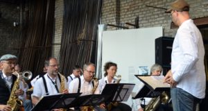 Beim sechsten Musikfest in der Schmiede hatte die Kotten Klub Big Band großen Erfolg. Saxophonist Klaas Voigt hat 2013 die Gruppe ins Leben gerufen. Ihr Repertoire reicht von Jazz über Latin bis Rock. (Foto: © Martina Hörle)