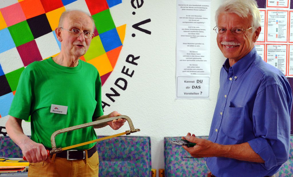 Bernhard Erkelenz (li.), Gründungsmitglied, und Klaus-Dieter Pahnke, erster Vorsitzender des gemeinnützigen Vereins Reparatur-Café Solingen, freuen sich über den regen Zulauf von Gästen. (Foto: © Martina Hörle)