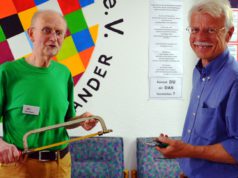 Bernhard Erkelenz (li.), Gründungsmitglied, und Klaus-Dieter Pahnke, erster Vorsitzender des gemeinnützigen Vereins Reparatur-Café Solingen, freuen sich über den regen Zulauf von Gästen. (Foto: © Martina Hörle)