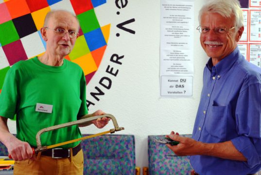 Bernhard Erkelenz (li.), Gründungsmitglied, und Klaus-Dieter Pahnke, erster Vorsitzender des gemeinnützigen Vereins Reparatur-Café Solingen, freuen sich über den regen Zulauf von Gästen. (Foto: © Martina Hörle)