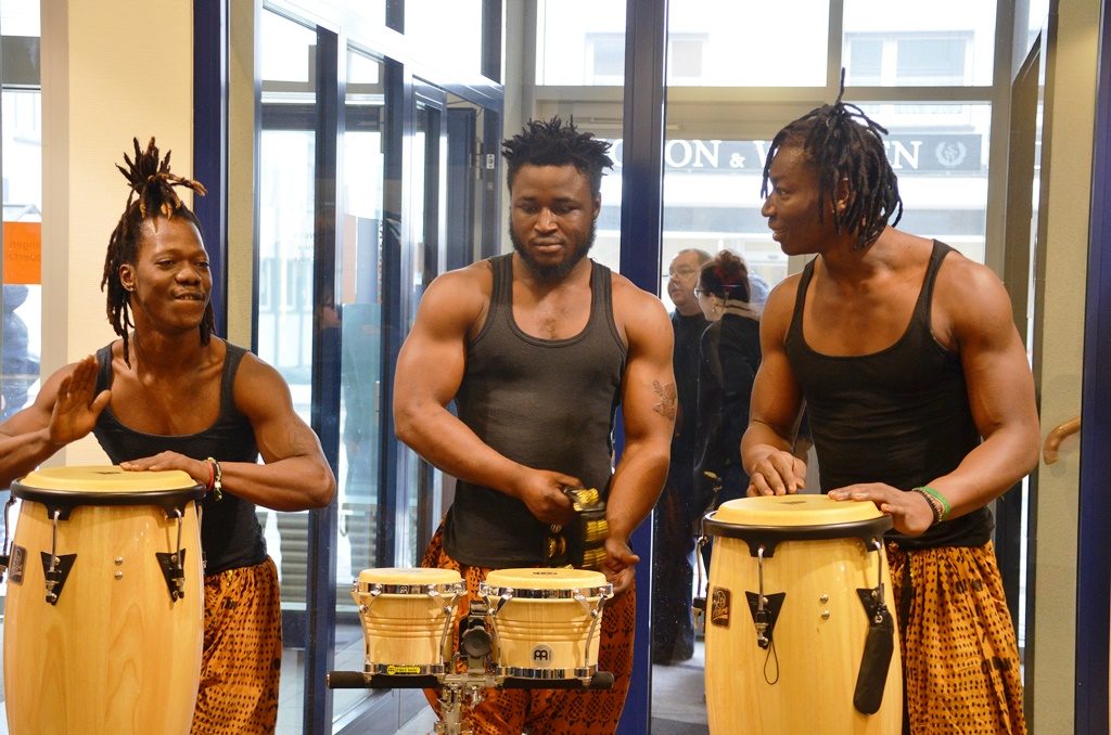 Heute war in der Stadtbibliothek die große Abschlussveranstaltung des Projekts „Macht!Sprache“. Die Trommelgruppe „étoile percussion“ empfing die Besucher mit Trommelmusik und Tanzeinlagen. (Foto: © Martina Hörle)