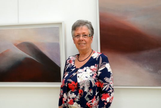 Irmgard Stohlmann malt Gegenständliches und Abstraktes. In vielfältigen Stiltechniken verarbeitet sie Gesehenes, Erlebtes und Erfahrenes. Ihre Werke lassen einen weiten Spielraum für Interpretationen. (Foto: © Martina Hörle)