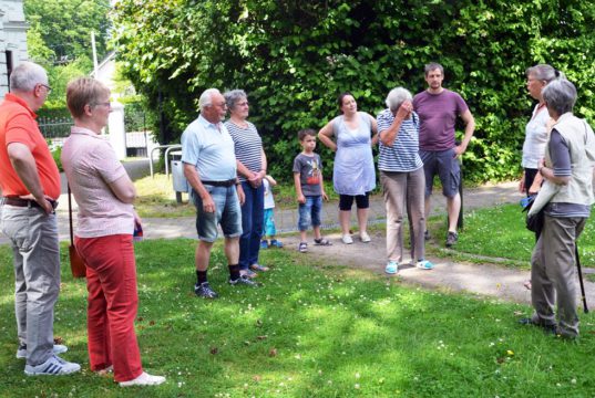 Gespannt warteten heute große und kleine Besucher auf die Führung durch die Villa Hendrichs. Zehn Jahre nach Gründung der Fabrik wurde die Villa 1896 gebaut. (Foto: © Martina Hörle)