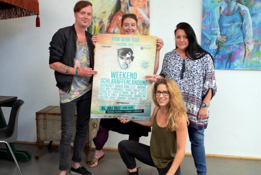 Das Orga-Team des diesjährigen Jugendkulturfestivals hat unzählige kreative Ideen umgesetzt. Besonderes Highlight sind Rapper Weekend und Kochkraft durch KMA (v. li. Daniel Telgen vom CVJM, Mareike Pach von der Jugendförderung, Manuela Hoor vom Theater- und Kulturmanagement, vorne Carmen Gottwald von der Jugendförderung) (Foto: © Martina Hörle)