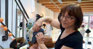 Bea Kahl hat ihr Atelier BeHaUpTungen seit 2014 in den Güterhallen im Südpark. Die gelernte Modistin liebt besonders Anlasshüte. Das ist für sie eine interessante und spannende Herausforderung. (Foto: © Martina Hörle)