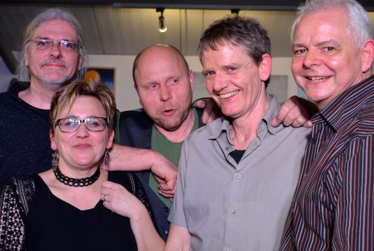 Die Band Leuchtfeuer gab am Freitag im Atelier Pest-Projekt ein fantastisches Konzert. Ihr reichhaltiges Repertoire reicht von gecoverten Songs bis zu Eigenkompositionen. Besonderes Merkmal: Sie singen ausschließlich deutsche Texte. (von li. Roberto Nagy, Petra Berghaus, Markus Ohmstedt, Michael Träger, Holger Kunz.) (Foto: © Martina Hörle)