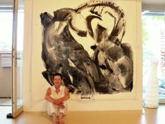 Das Werk mit dem Titel SOLO ist mit 210 x 210 cm das größte Bild, das Conny Schüssler je gemalt hat. Es ist als Hommage an K. O. Götz, einen bedeutenden Künstler der deutschen Nachkriegsgeschichte gedacht. (Foto: © Martina Hörle)