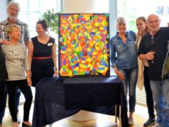 Künstler und Besucher treffen sich im Lichtraum der Stadtbibliothek zur Versteigerung. Klaus Conrads (li.), Kalle Schürmann (2. v. li.) und Klaus Hartmann (2. v. re.) wollen auch in diesem Jahr wieder ein Werk für einen guten Zweck versteigern. Diesmal geht der Erlös an die Kinderkrebsklinik Düsseldorf. (Foto: © Martina Hörle)