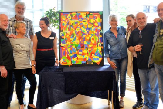 Künstler und Besucher treffen sich im Lichtraum der Stadtbibliothek zur Versteigerung. Klaus Conrads (li.), Kalle Schürmann (2. v. li.) und Klaus Hartmann (2. v. re.) wollen auch in diesem Jahr wieder ein Werk für einen guten Zweck versteigern. Diesmal geht der Erlös an die Kinderkrebsklinik Düsseldorf. (Foto: © Martina Hörle)