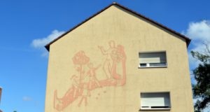 Diese Hausfassade in der Niibelungensiedlung wurde 1957 von Lies Ketterer direkt vor Ort gestaltet. Es zeigt eine harmonische Szene mit den für die Künstlerin typischen Motiven. (Foto: © Martina Hörle)