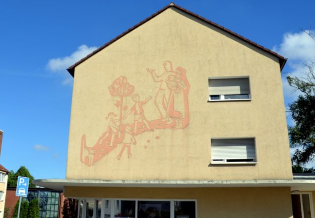 die-fassade-von-lies-ketterer-bemalt-wird-in-diesem-jahr-60 Diese Hausfassade in der Niibelungensiedlung wurde 1957 von Lies Ketterer direkt vor Ort gestaltet. Es zeigt eine harmonische Szene mit den für die Künstlerin typischen Motiven. (Foto: © Martina Hörle)