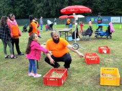 Dieses Jahr fand zum 35. Mal das beliebte Sparkassen-Spielfest auf der Sportanlage Weyersberg statt. Beim Hufeisenwerfen konnten die kleinen Teilnehmer ihre Geschicklichkeit unter Beweis stellen. Es gab mehrere Schwierigkeitsgrade zu bewältigen. (Foto: © Martina Hörle)