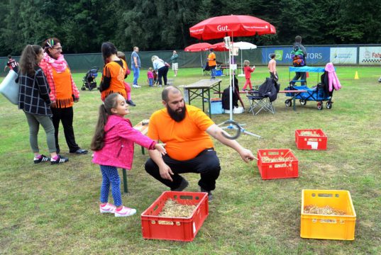 Dieses Jahr fand zum 35. Mal das beliebte Sparkassen-Spielfest auf der Sportanlage Weyersberg statt. Beim Hufeisenwerfen konnten die kleinen Teilnehmer ihre Geschicklichkeit unter Beweis stellen. Es gab mehrere Schwierigkeitsgrade zu bewältigen. (Foto: © Martina Hörle)