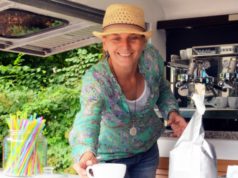 Michaela Groß ist IHK-zertifizierte Kaffeerösterin. Nach ihrer 30-jährigen Tätigkeit im Versicherungswesen entschloss sie sich, beruflich neue Wege zu gehen. (Foto: © Martina Hörle)