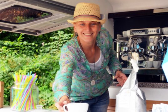 Michaela Groß ist IHK-zertifizierte Kaffeerösterin. Nach ihrer 30-jährigen Tätigkeit im Versicherungswesen entschloss sie sich, beruflich neue Wege zu gehen. (Foto: © Martina Hörle)