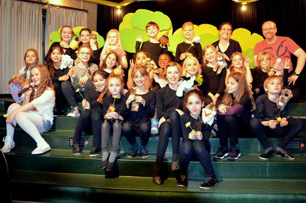 Die kleinen Künstlerinnen und Künstler der Musical AG haben eine super Leistung gezeigt. Sie erhielten viel Applaus und mussten zwei Zugaben geben. 260 Zuschauer waren begeistert. (Foto: © Martina Hörle)